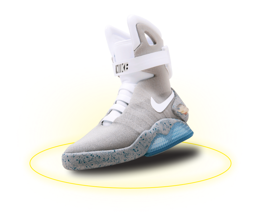 Один кроссовок Nike Air Mag в свечении